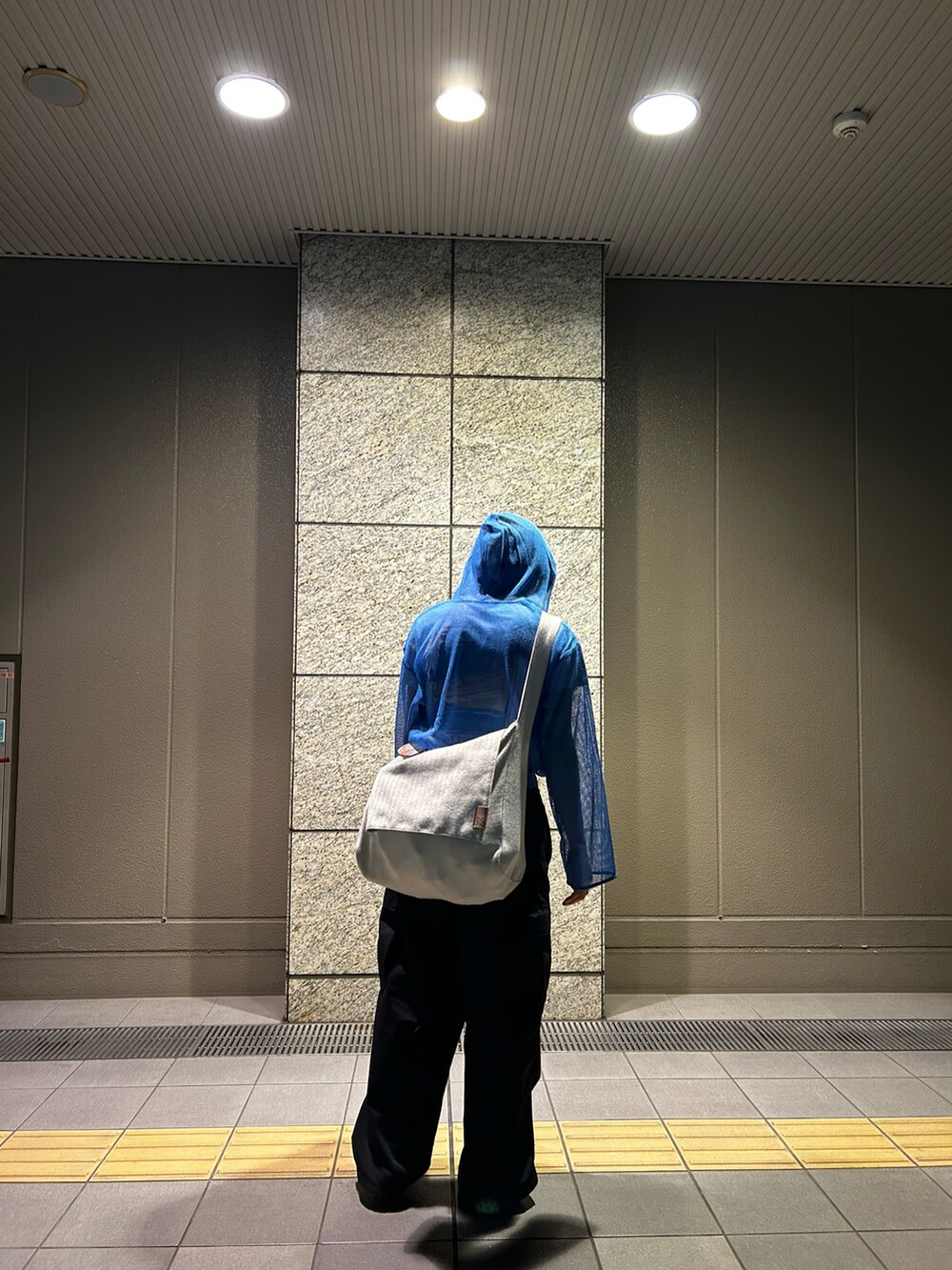 ブラック系のサンダル、ブラック系のカーゴパンツ、ブルー系のデニムパンツを着用したメンズの夏コーディネートの2枚目の写真