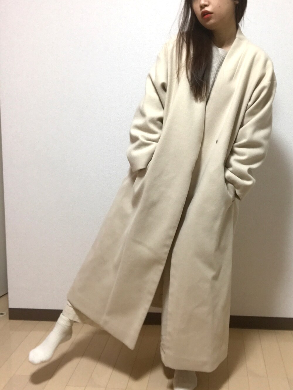 「フリマアプリ出品中、通勤コーデ、155cm、骨格ストレート、クリスマスに着たい服、シンプル、カジュアルコーデ、オトナカジュアル、冬、ワントーンコーデ、白コーデ、オールホワイト、アイボリーコーデ、コーデュロイ、コーデュロイオーバーオール」｜「Aunt Marie'sのノーカラーメルトンコート / Aunt Marie's（ノーカラーコート、ホワイト系）」を使った、ぴん。さん（レディース・155cm）の冬コーディネートの2枚目の写真