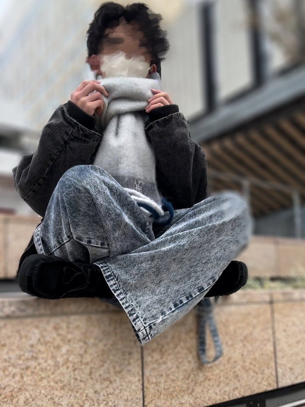 「ゆるコーデ、マフラー、短丈、Gジャン、かわいい、ニット、グラデーションニット、INTERFACTORY、cussil、WYM、Columbia、adree、adrer、clarks、ワラビー」|「INTER FACTORYのファッションインフルエンサー しの - Padded Denim Flight Blouson / 中綿デニムフライトブルゾン made in INTER FACTORY(ブルゾン、グレー系)」を使った、hirotoさん(メンズ・167cm)の秋コーディネートの4枚目の写真