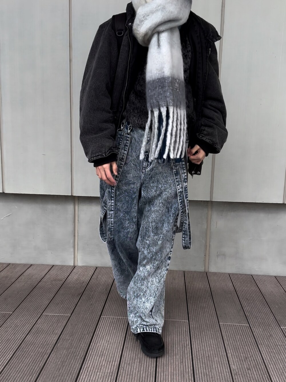 「ゆるコーデ、マフラー、短丈、Gジャン、かわいい、ニット、グラデーションニット、INTERFACTORY、cussil、WYM、Columbia、adree、adrer、clarks、ワラビー」|「INTER FACTORYのファッションインフルエンサー しの - Padded Denim Flight Blouson / 中綿デニムフライトブルゾン made in INTER FACTORY(ブルゾン、グレー系)」を使った、hirotoさん(メンズ・167cm)の秋コーディネートの2枚目の写真