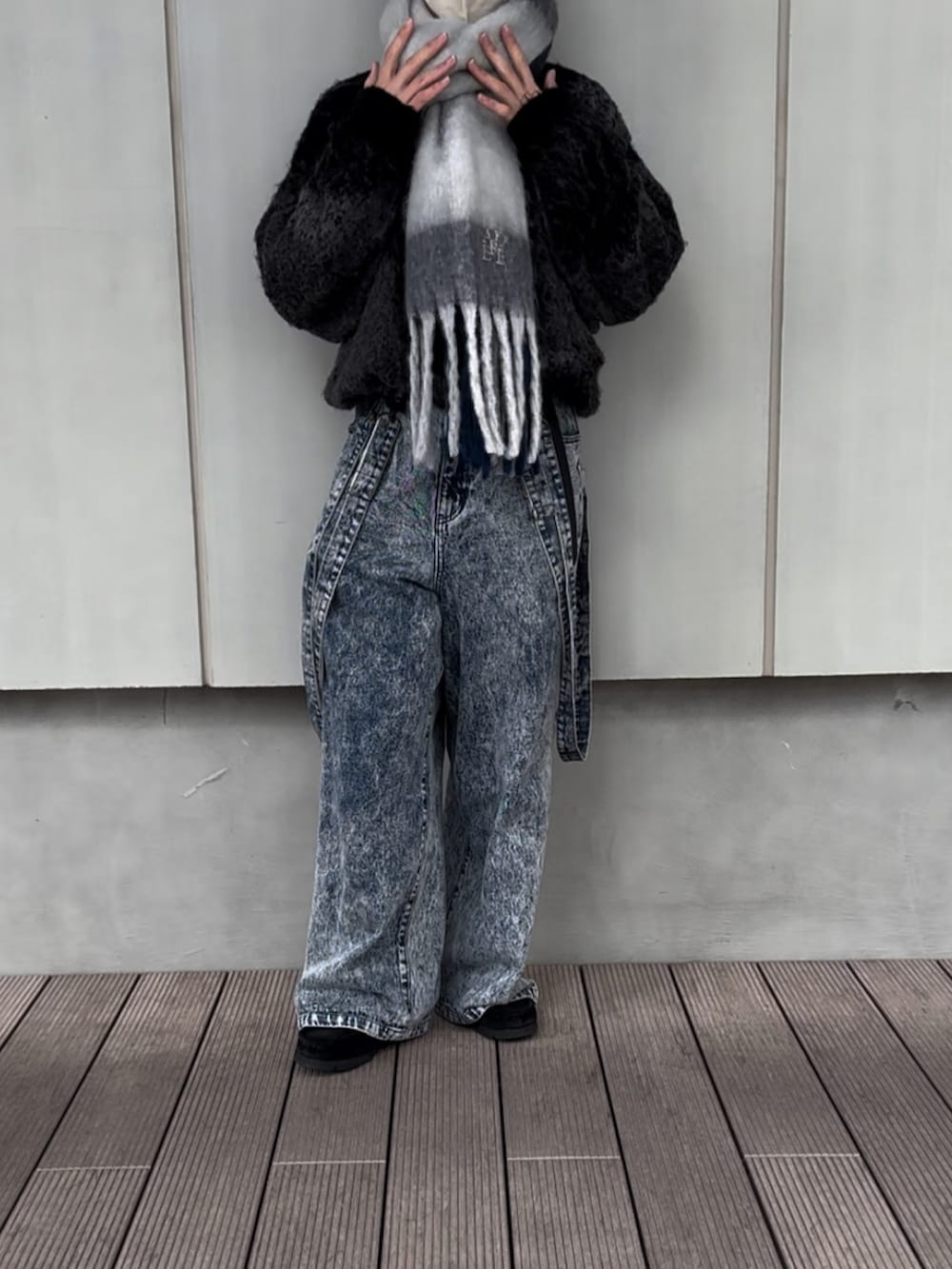 「ゆるコーデ、マフラー、短丈、Gジャン、かわいい、ニット、グラデーションニット、INTERFACTORY、cussil、WYM、Columbia、adree、adrer、clarks、ワラビー」|「INTER FACTORYのファッションインフルエンサー しの - Padded Denim Flight Blouson / 中綿デニムフライトブルゾン made in INTER FACTORY(ブルゾン、グレー系)」を使った、hirotoさん(メンズ・167cm)の秋コーディネートの3枚目の写真