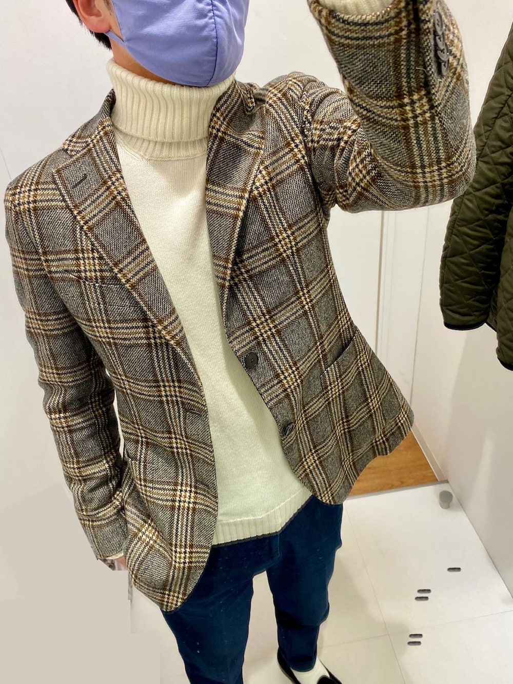 ブラウン系のテーラードジャケット、ブラック系のローファー、ブルー系のデニムパンツを着用したメンズの冬コーディネートの2枚目の写真