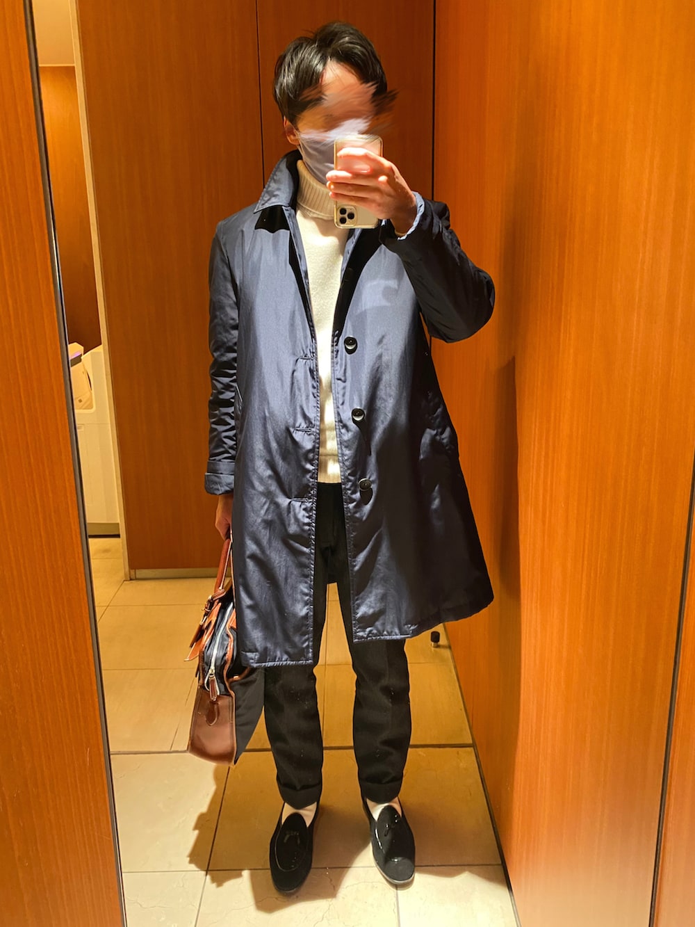 ホワイト系のニット/セーター、ブラック系のローファー、グレー系のスーツセットを着用したメンズの冬コーディネートの2枚目の写真