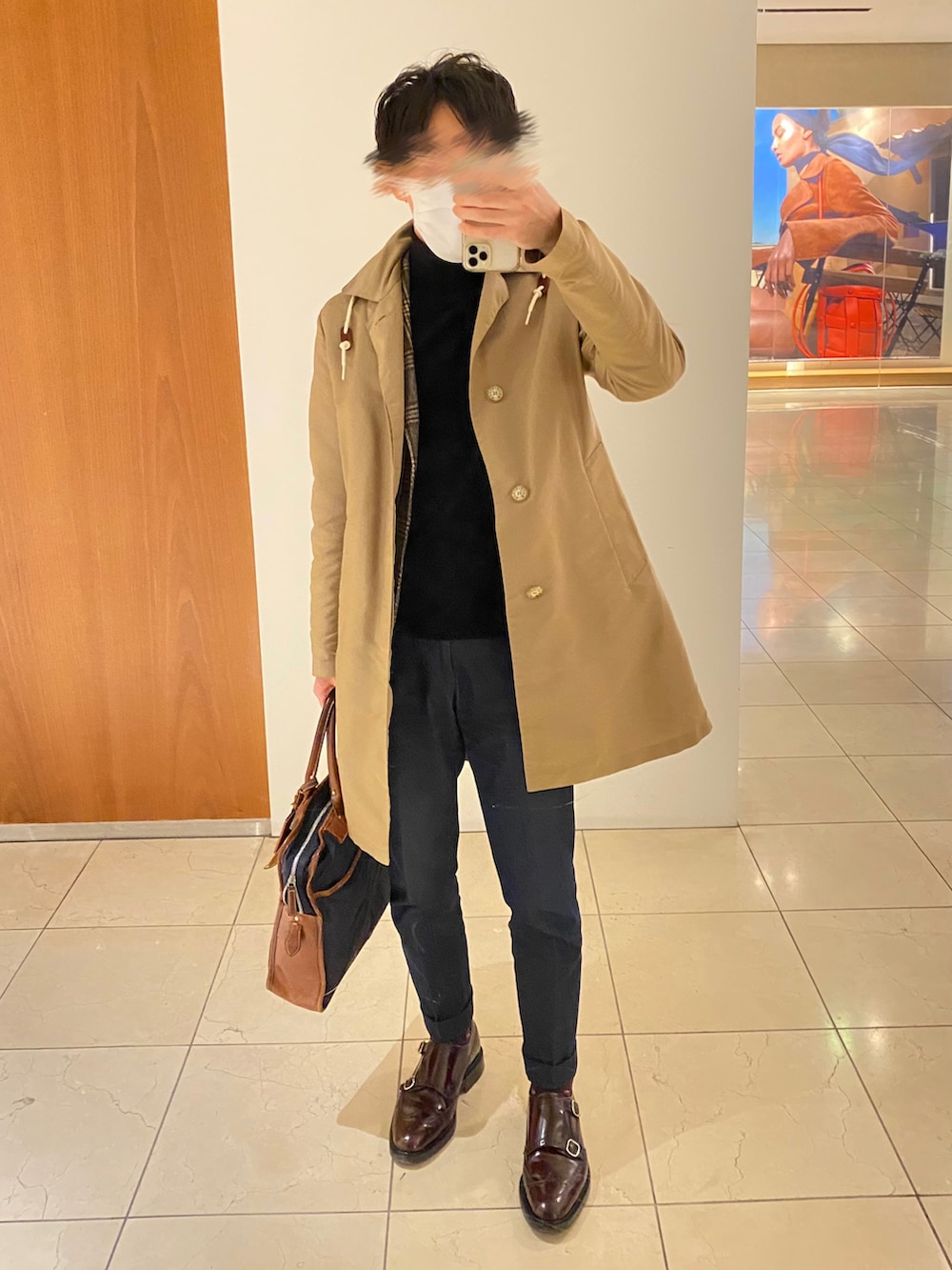 ブラック系のニット/セーター、ブラウン系のテーラードジャケット、ブルー系のデニムパンツを着用したメンズの春コーディネートの2枚目の写真