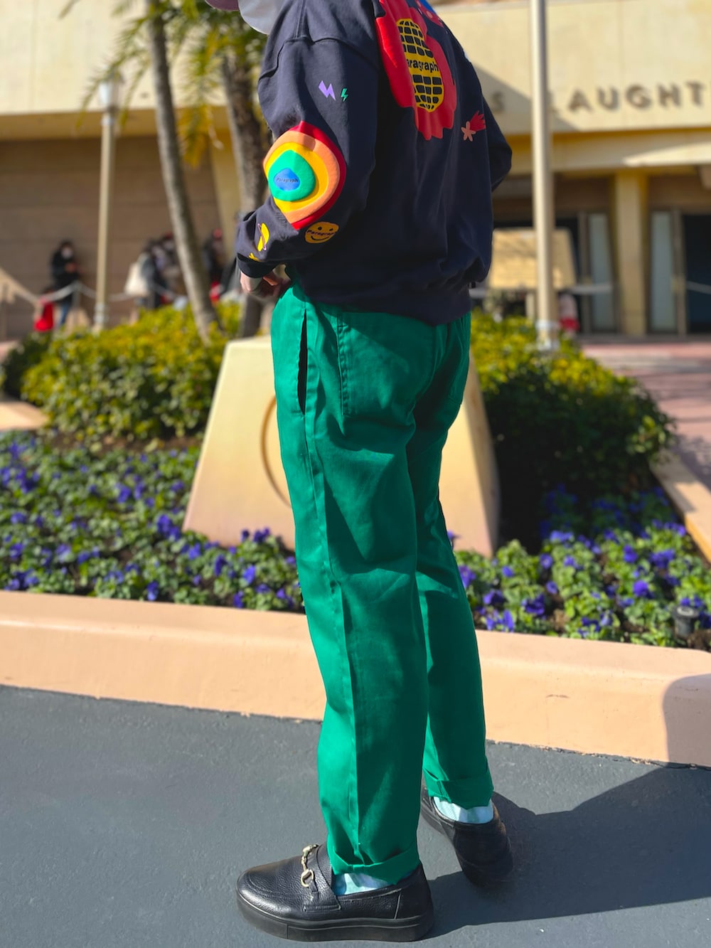 その他のスリッポン、グリーン系のその他パンツ、ブラック系のスウェットを着用したメンズの冬コーディネートの2枚目の写真