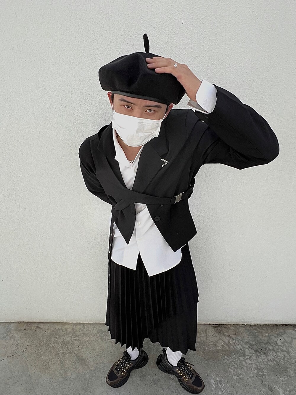 ブラウン系のシューズを着用したメンズの冬コーディネートの2枚目の写真