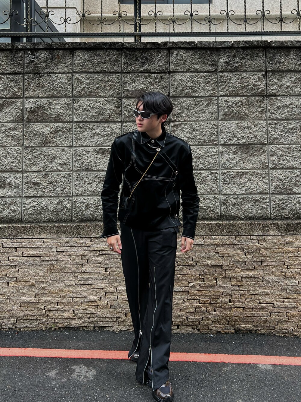 ブラウン系のシューズ、ブラック系のバッグを着用したメンズの春コーディネートの2枚目の写真