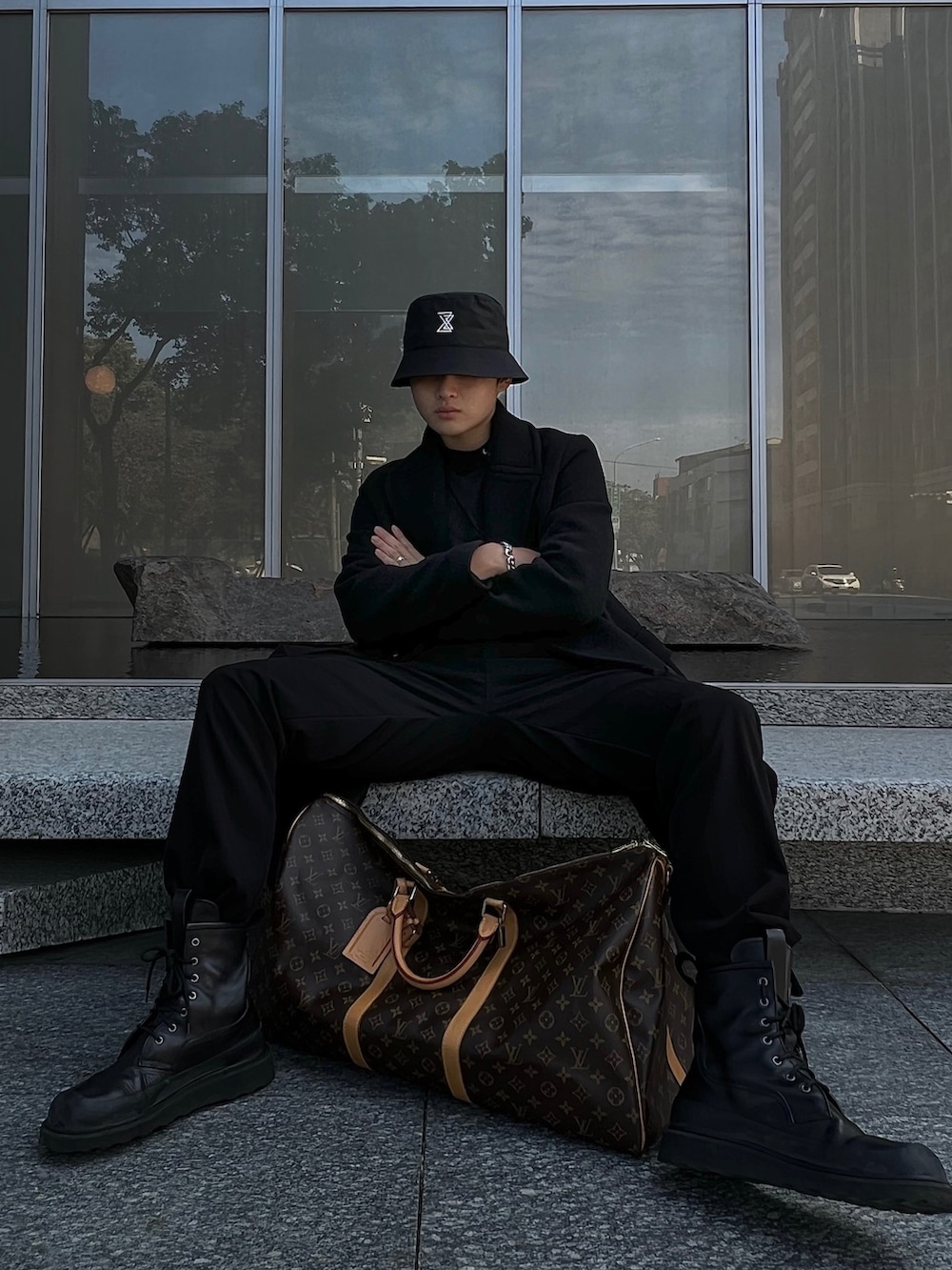 ブラウン系のスーツケース/キャリーバッグ、ブラック系のダウンジャケット/コートを着用したメンズの冬コーディネートの3枚目の写真