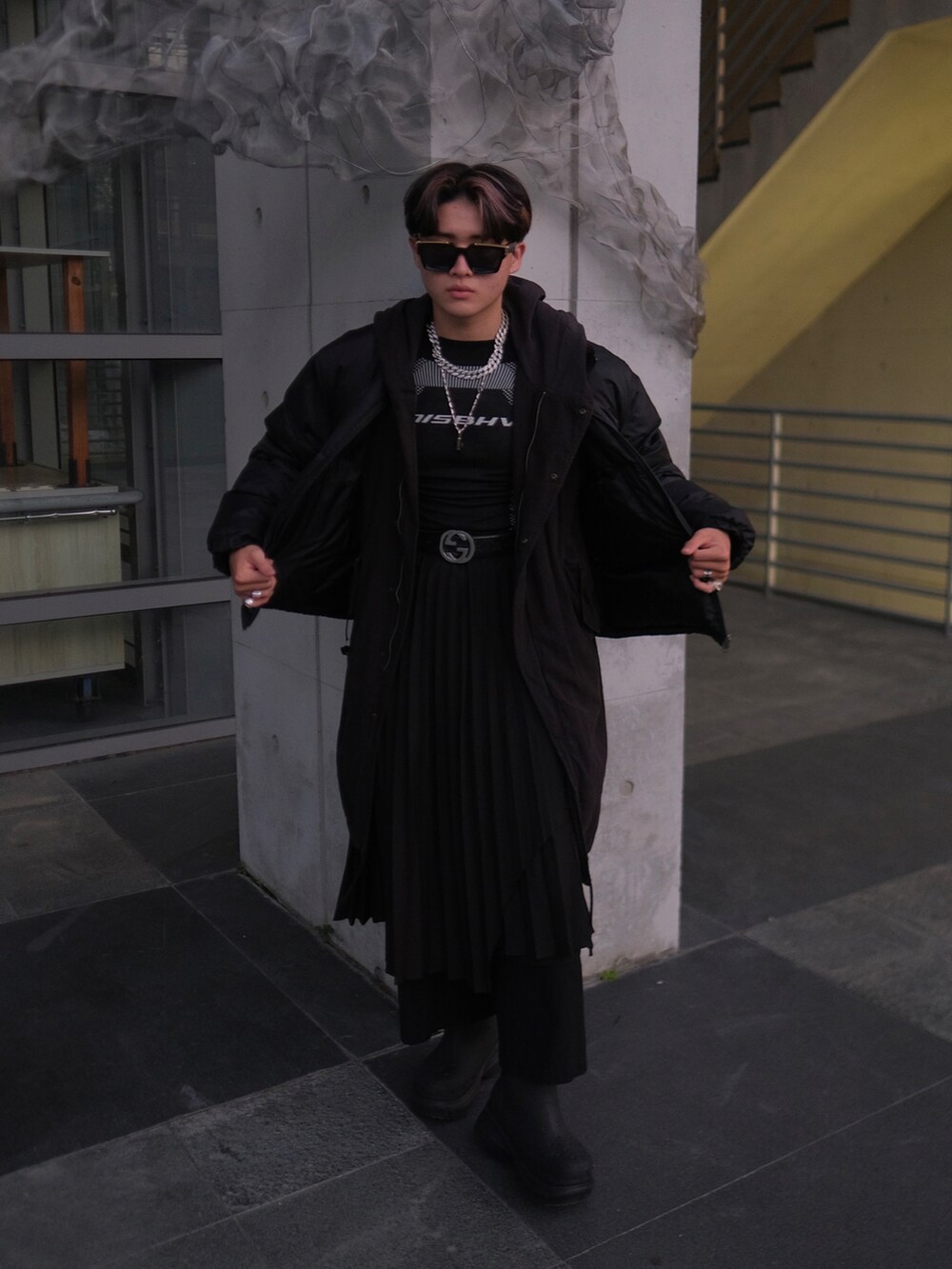 ブラック系のブーツ、ブラック系のトップス、ブラック系のベルトを着用したメンズの冬コーディネートの2枚目の写真