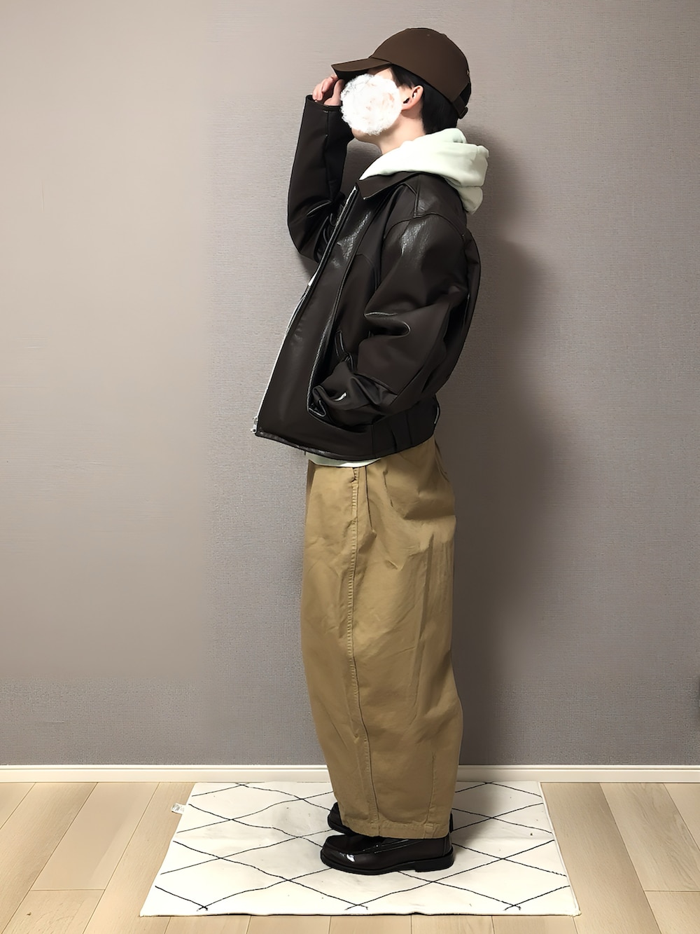 グリーン系のパーカー、グリーン系のチノパンツ、ブラウン系のその他アウターを着用したメンズの冬コーディネートの2枚目の写真