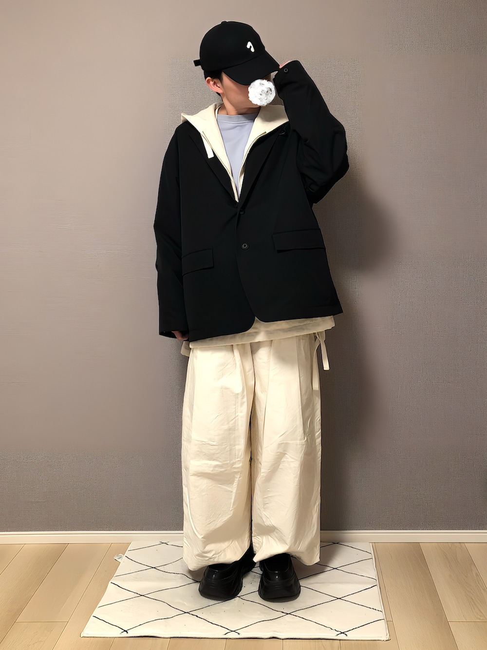 ブラック系のテーラードジャケット、ブラック系のローファー、ホワイト系のその他パンツを着用したメンズの冬コーディネートの2枚目の写真