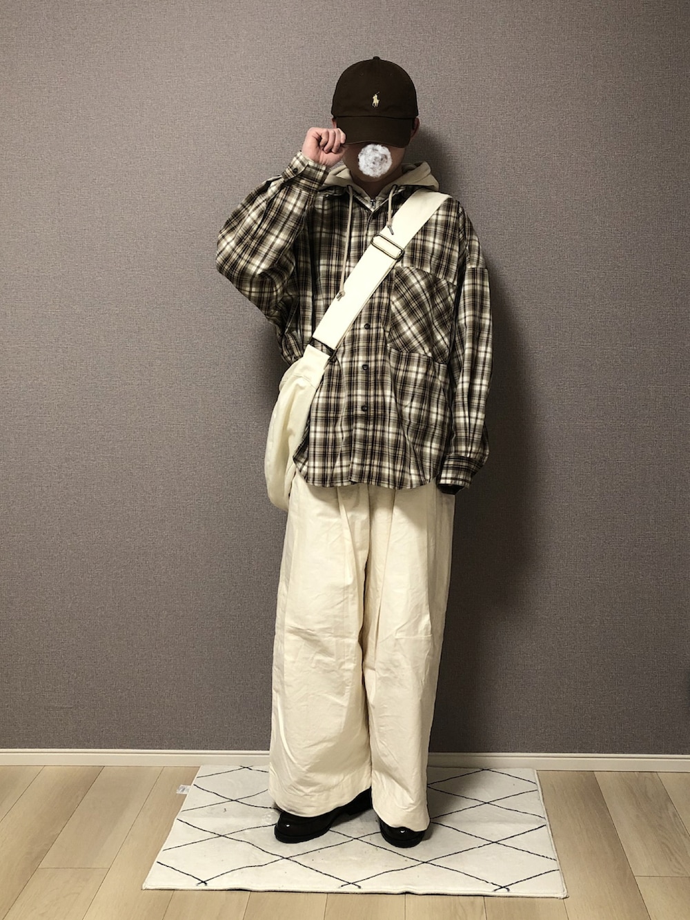 ブラウン系のシャツ/ブラウス、グリーン系のその他アウター、ホワイト系のその他パンツを着用したメンズの冬コーディネートの2枚目の写真