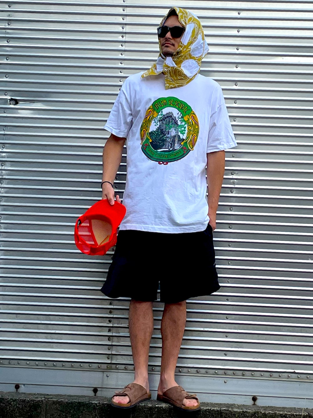 ホワイト系のTシャツ/カットソー、ブラック系のその他パンツ、ブラウン系のサンダルを着用したメンズの夏コーディネートの2枚目の写真