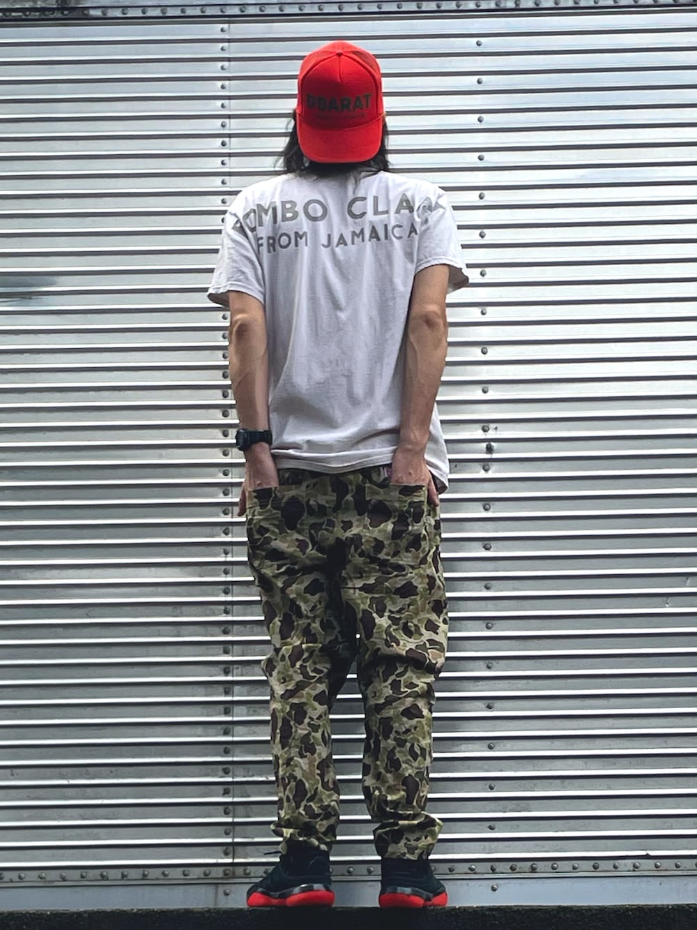 「シンプルスタイル、秋のコーデ、ゆるコーデ、スニーカーコーデ、スニーカー、ワイドパンツ、シンプル、Tシャツ、迷彩、カモフラパンツ、キャップ、大人カジュアル、オトナカジュアル」｜「DOARATのアイテム（キャップ、レッド系）」を使った、NOzさん（メンズ・182cm）の秋コーディネートの2枚目の写真