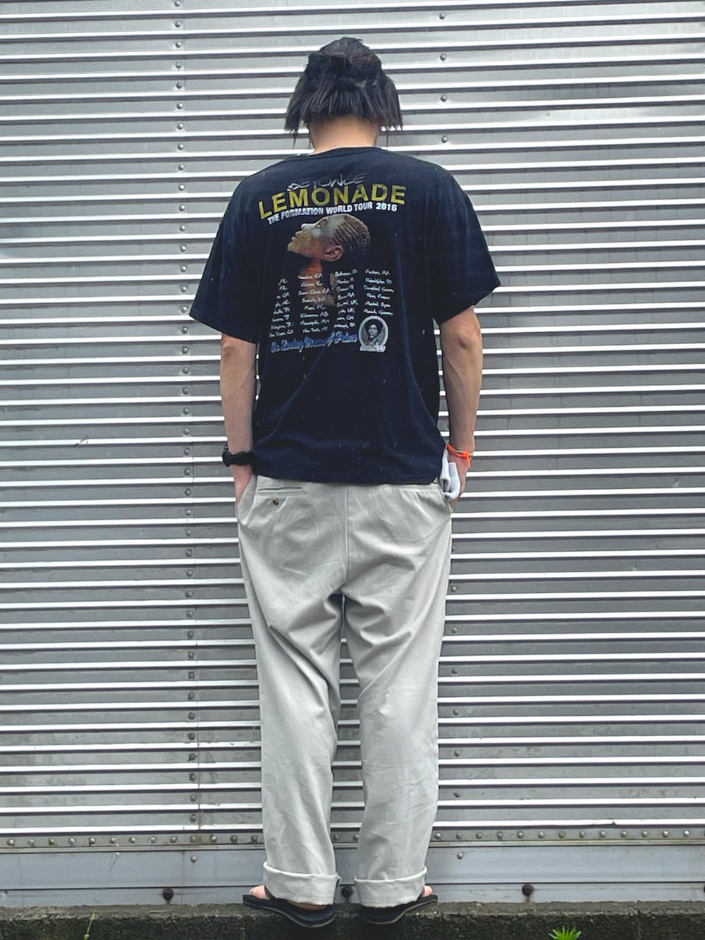 「きれいめカジュアル、夏だ！Tシャツ着よう！、シンプルコーデ、オトナカジュアル、大人カジュアル、古着MIX、古着、サンダル、ビーチサンダル、ロックT、夏コーデ、黒Tシャツ、スラックス、カジュアルコーデ、モノトーンコーデ」｜「古着のアイテム（Tシャツ/カットソー、ブラック系）」を使った、NOzさん（メンズ・182cm）の夏コーディネートの2枚目の写真