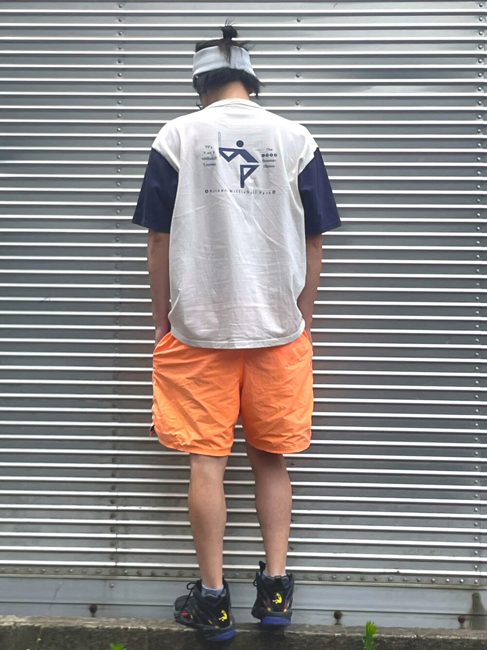 ホワイト系のTシャツ/カットソー、オレンジ系のその他パンツ、ブラック系のスニーカーを着用したメンズの夏コーディネートの2枚目の写真