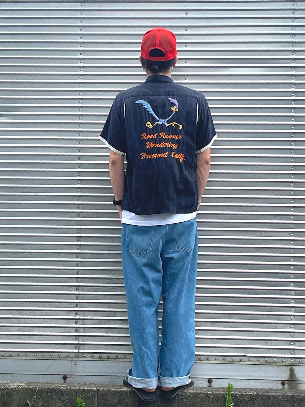 ブラック系のシャツ/ブラウス、ブルー系のデニムパンツ、ブラック系のビーチサンダルを着用したメンズの夏コーディネートの2枚目の写真
