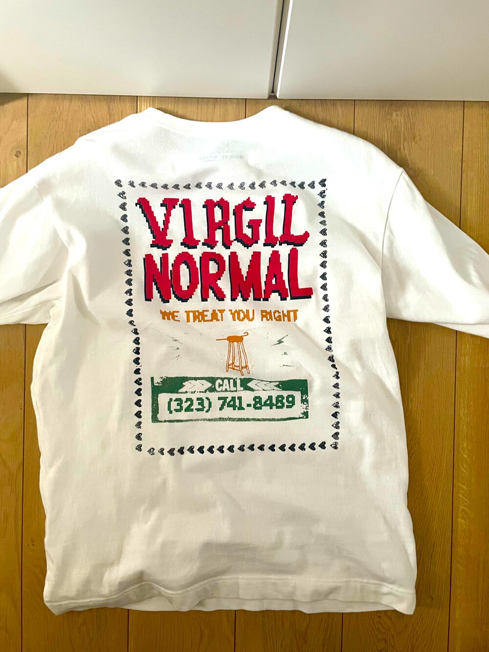 ホワイト系のTシャツ/カットソー、ブラック系のその他パンツ、ブラック系のスニーカーを着用したメンズの秋コーディネートの2枚目の写真