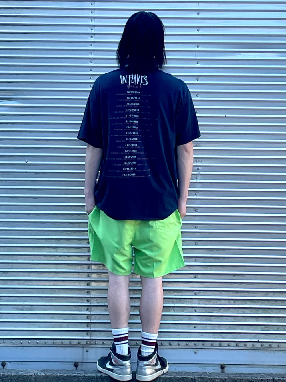 ブラック系のTシャツ/カットソー、グリーン系のパンツ、ブラック系のスニーカーを着用したメンズの春コーディネートの2枚目の写真