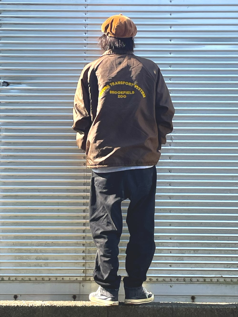 「古着MIX、秋のコーデ、秋コーデ、秋服、オトナカジュアル、大人カジュアル、コーチジャケット、デニム、デニムパンツ、スニーカー、ブラックデニム、キャスケット、休日スタイル」｜「ADAM ET ROPE'のアイテム（キャスケット、ブラウン系）」を使った、NOzさん（メンズ・182cm）の秋コーディネートの2枚目の写真
