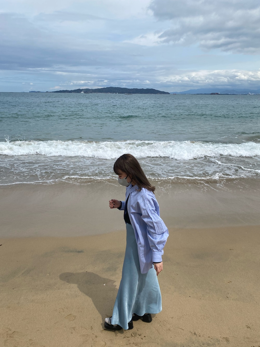 ブルー系のシャツ/ブラウス、ブルー系のスカートを着用したレディースの春コーディネートの2枚目の写真