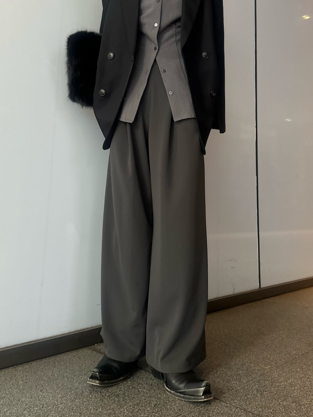 グレー系のシャツ/ブラウス、ブラック系のテーラードジャケット、ブラック系のトートバッグを着用したレディースの秋コーディネートの8枚目の写真