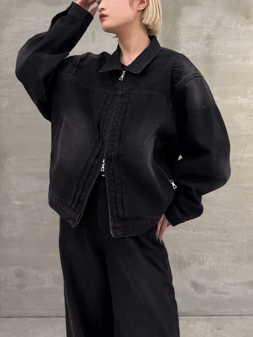 「Lui's、ルイス(Lui's)、デニム、デニムジャケット、デニムコーデ、デニムパンツ、セットアップ、セットアップスタイル、セットアップコーデ、デニムオンデニム、ブラックコーデ、モノトーンコーデ、メンズライク、メンズライクコーデ、メンズライク女子」｜「Lui'sのデニムZIPショートブルゾン（ブルゾン、ブラック系）」を使った、mi-さん（レディース・156cm）の春コーディネートの3枚目の写真