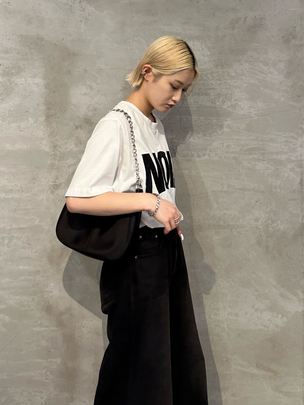 「白シャツ、白Tシャツ、韓国ファッション、カジュアルスタイル、低身長女子、大人ファッション、ロゴTシャツ、Tシャツコーデ、モノトーンコーデ、モノトーンスタイル、メンズライクコーデ、メンズライク女子、モードストリート、モードカジュアル、モードスタイル」｜「Lui'sのNOIRエンブロイダリーTシャツ（Tシャツ/カットソー、ホワイト系）」を使った、mi-さん（レディース・156cm）の夏コーディネートの5枚目の写真