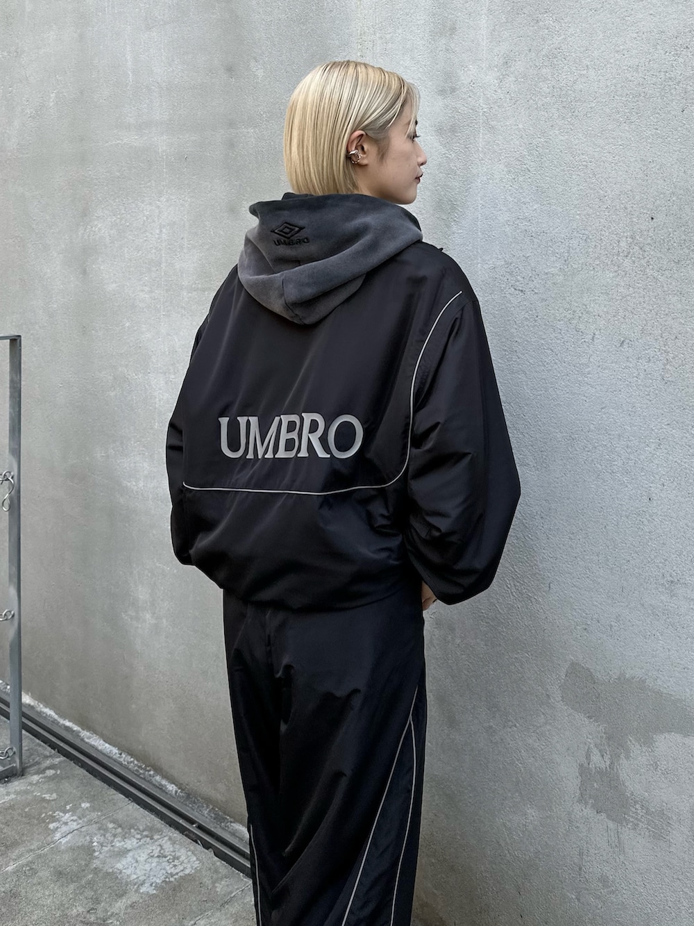 ブラック系のブルゾン、ブラック系のその他パンツを着用したレディースの冬コーディネートの6枚目の写真