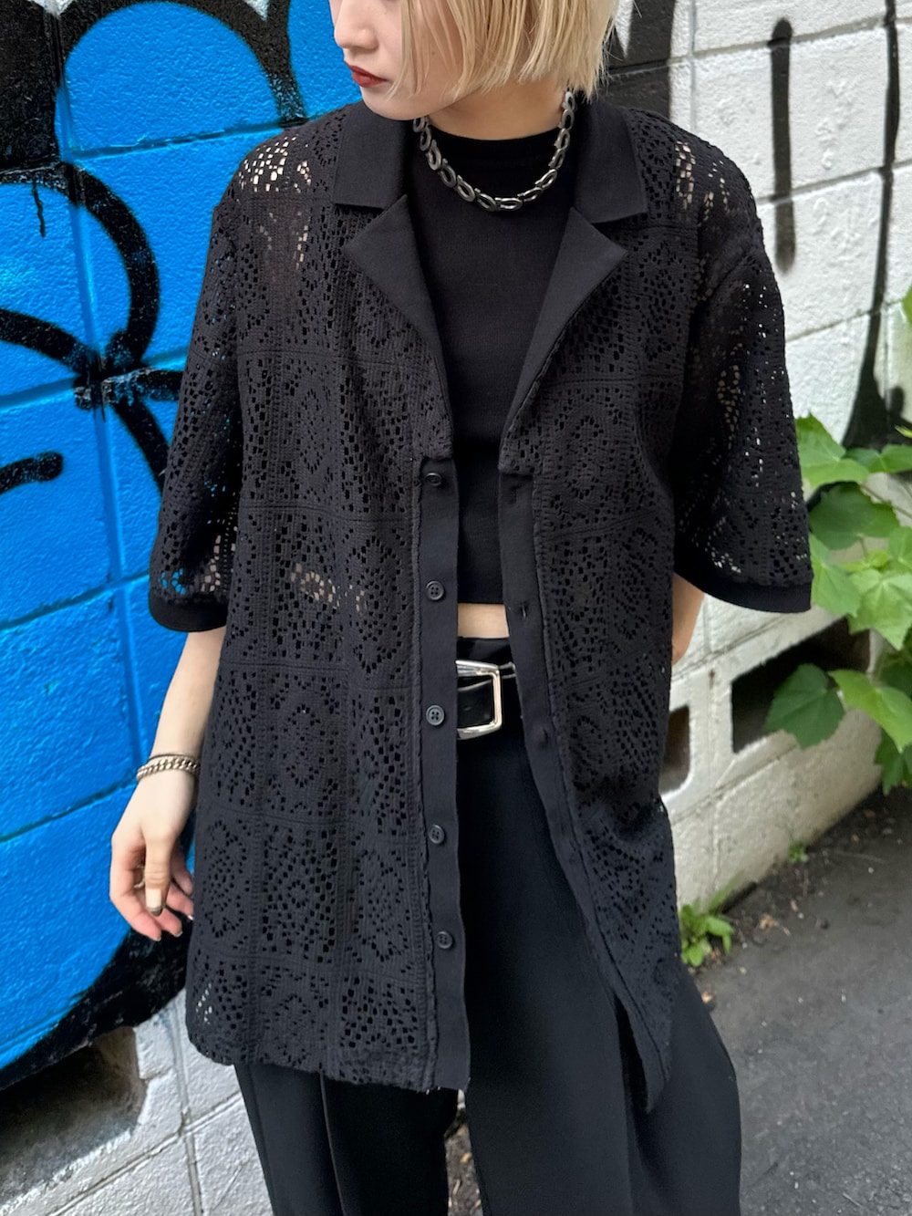 「Lui's、ルイス(Lui's)、クロシェ編み、シアートップス、シアーシャツ、オールブラック、オールブラックコーデ、ブラックコーデ」｜「Lui'sのクロシェ編みシャツ型カーディガン（シャツ/ブラウス、ブラック系）」を使った、mi-さん（レディース・156cm）の春コーディネートの2枚目の写真