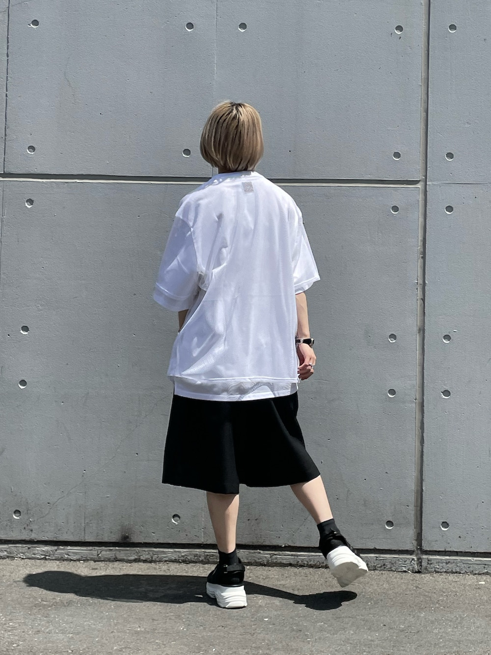 「Lui's、メッシュ、メッシュTシャツ、白Tシャツ、白シャツ、レイヤード、ショーツ、ショーツスタイル、短パン、ショートパンツ、メンズライク、カジュアル」｜「Lui'sのBIGメッシュTシャツ（Tシャツ/カットソー、ホワイト系）」を使った、mi-さん（レディース・156cm）の春コーディネートの3枚目の写真