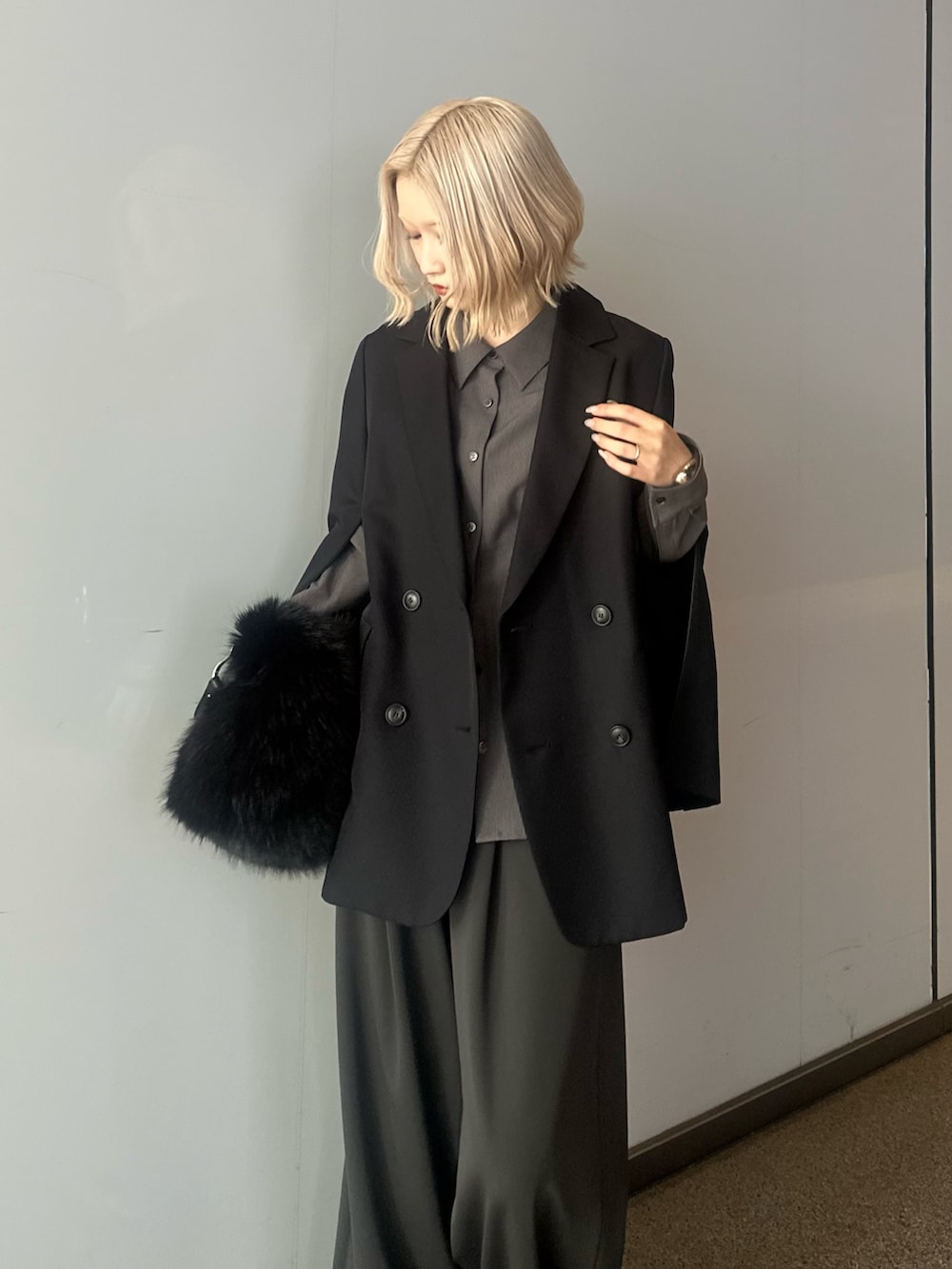 グレー系のシャツ/ブラウス、ブラック系のテーラードジャケット、ブラック系のトートバッグを着用したレディースの秋コーディネートの5枚目の写真