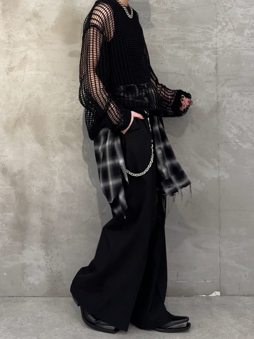「Lui's、ルイス(Lui's)、メッシュニット、メッシュトップス、シアーニット、ブラックコーデ、オールブラック、オールブラックコーデ、モノトーン、モノトーンコーデ、モード、モードストリート、モードカジュアル、モードスタイル、チェックシャツ」｜「Lui'sのクロスメッシュニット（ニット/セーター、ブラック系）」を使った、mi-さん（レディース・156cm）の春コーディネートの3枚目の写真
