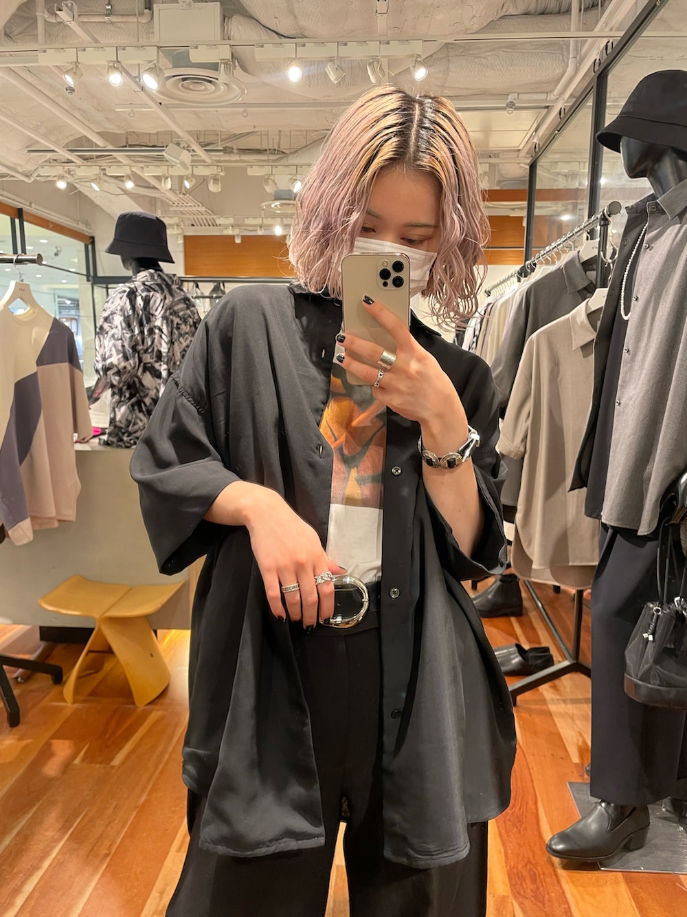 「Lui's、シャツスタイル、シャツコーデ、黒シャツ、シンプル、シンプルコーデ」｜「Lui'sのキュプラ混ハイツイスト5分袖無双シャツ（シャツ/ブラウス、ブラック系）」を使った、mi-さん（レディース・156cm）の夏コーディネートの2枚目の写真