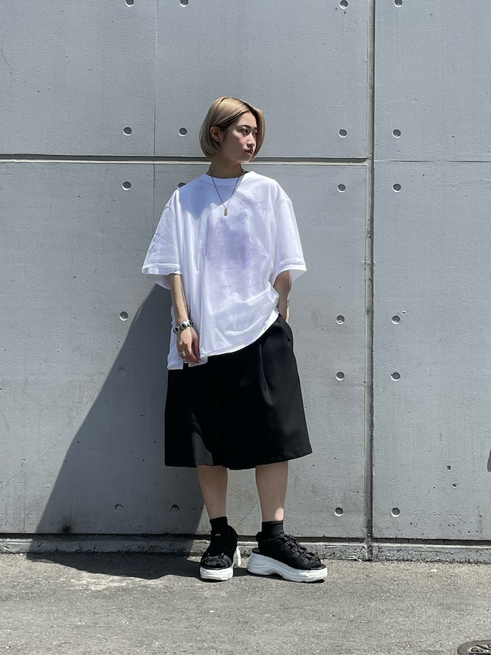 「Lui's、メッシュ、メッシュTシャツ、白Tシャツ、白シャツ、レイヤード、ショーツ、ショーツスタイル、短パン、ショートパンツ、メンズライク、カジュアル」｜「Lui'sのBIGメッシュTシャツ（Tシャツ/カットソー、ホワイト系）」を使った、mi-さん（レディース・156cm）の春コーディネートの2枚目の写真