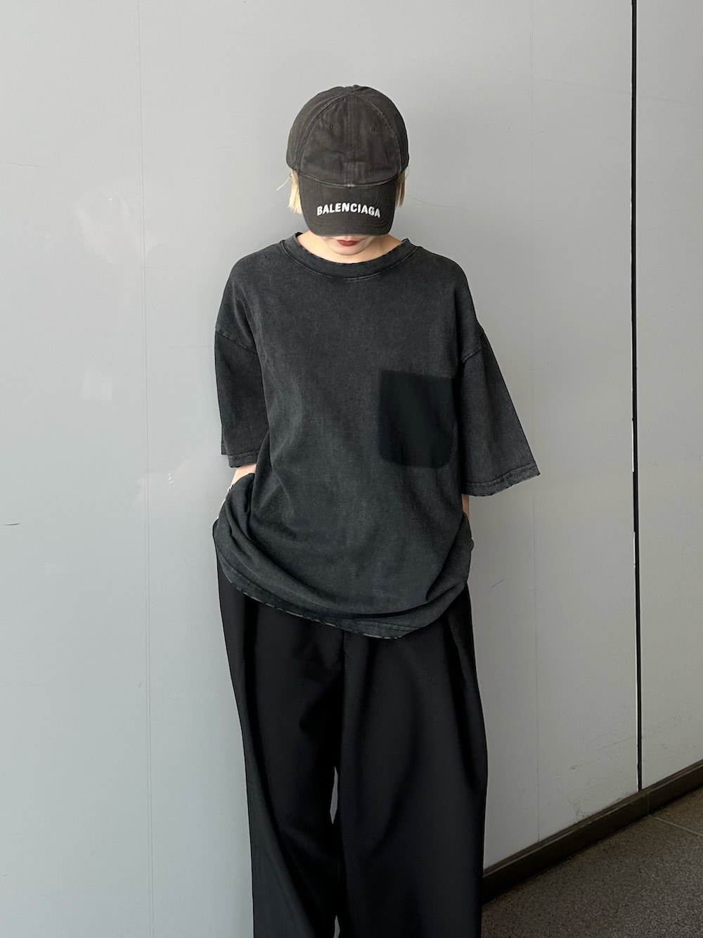 ブラック系のTシャツ/カットソー、ブラック系のスラックスを着用したレディースの春コーディネートの4枚目の写真