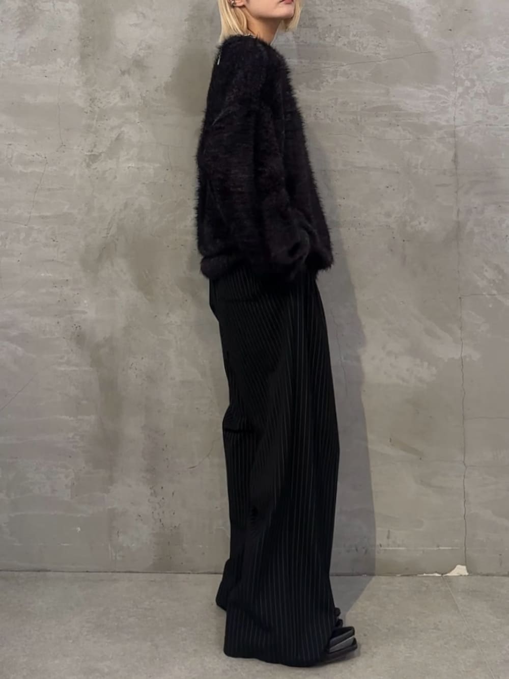 ブラック系のニット/セーター、ブラック系のその他パンツ、シルバー系のネックレスを着用したレディースの秋コーディネートの3枚目の写真