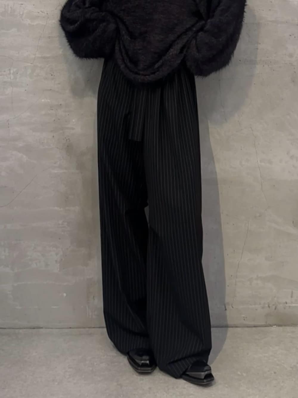 ブラック系のニット/セーター、ブラック系のその他パンツ、シルバー系のネックレスを着用したレディースの秋コーディネートの4枚目の写真