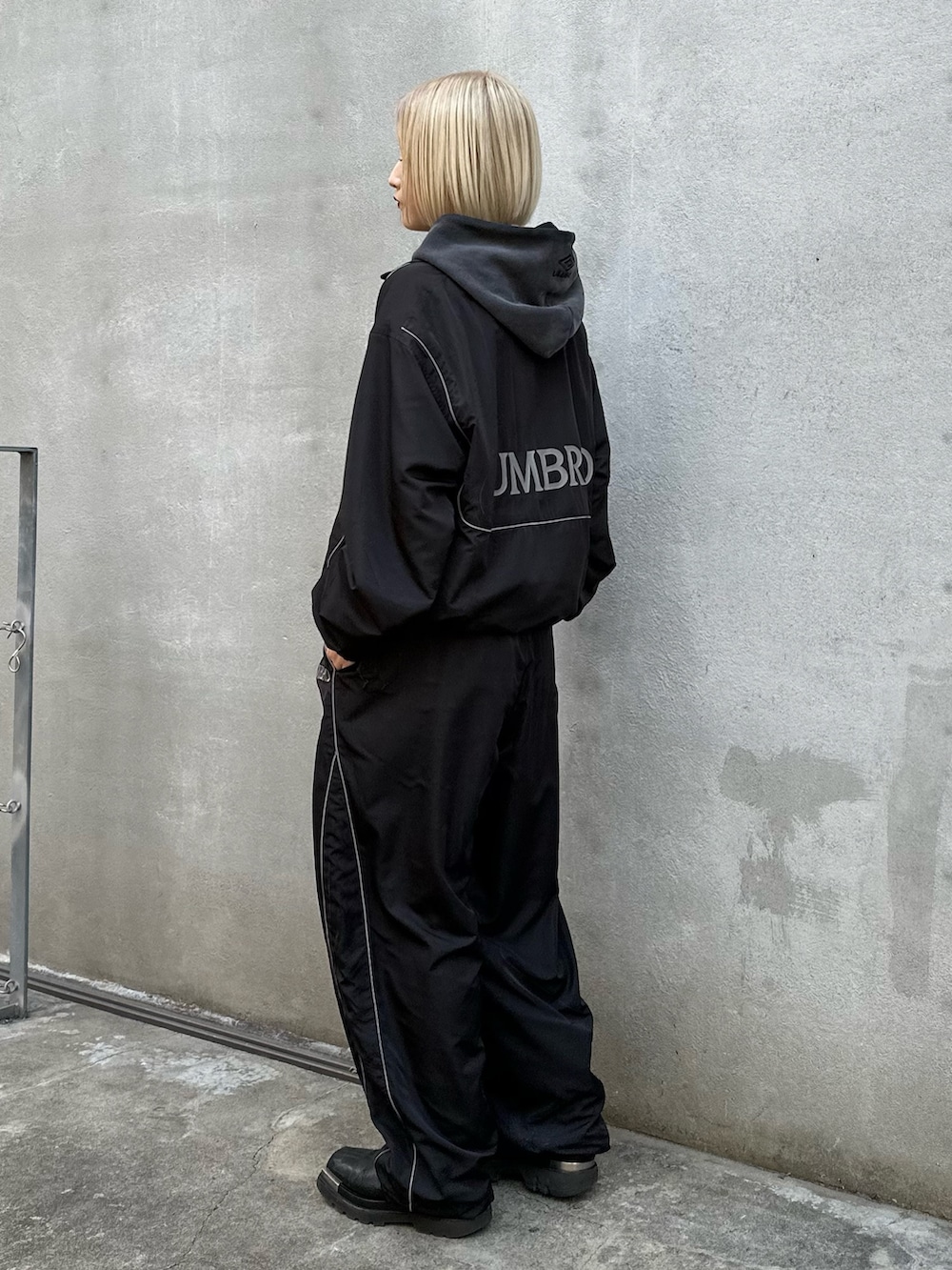 ブラック系のブルゾン、ブラック系のその他パンツを着用したレディースの冬コーディネートの4枚目の写真