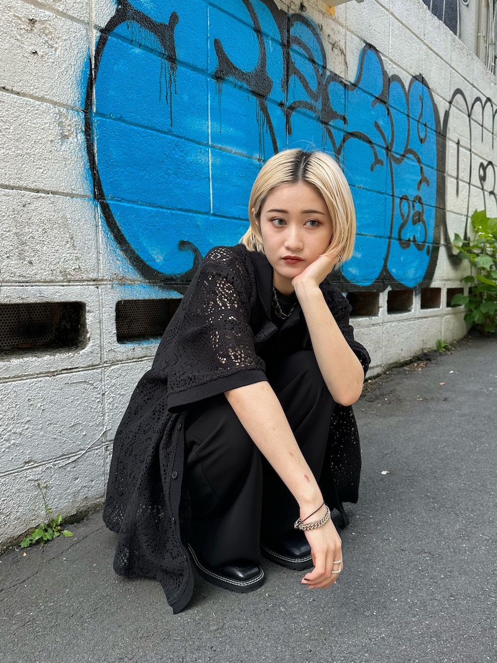 「Lui's、ルイス(Lui's)、クロシェ編み、シアートップス、シアーシャツ、オールブラック、オールブラックコーデ、ブラックコーデ」｜「Lui'sのクロシェ編みシャツ型カーディガン（シャツ/ブラウス、ブラック系）」を使った、mi-さん（レディース・156cm）の春コーディネートの3枚目の写真
