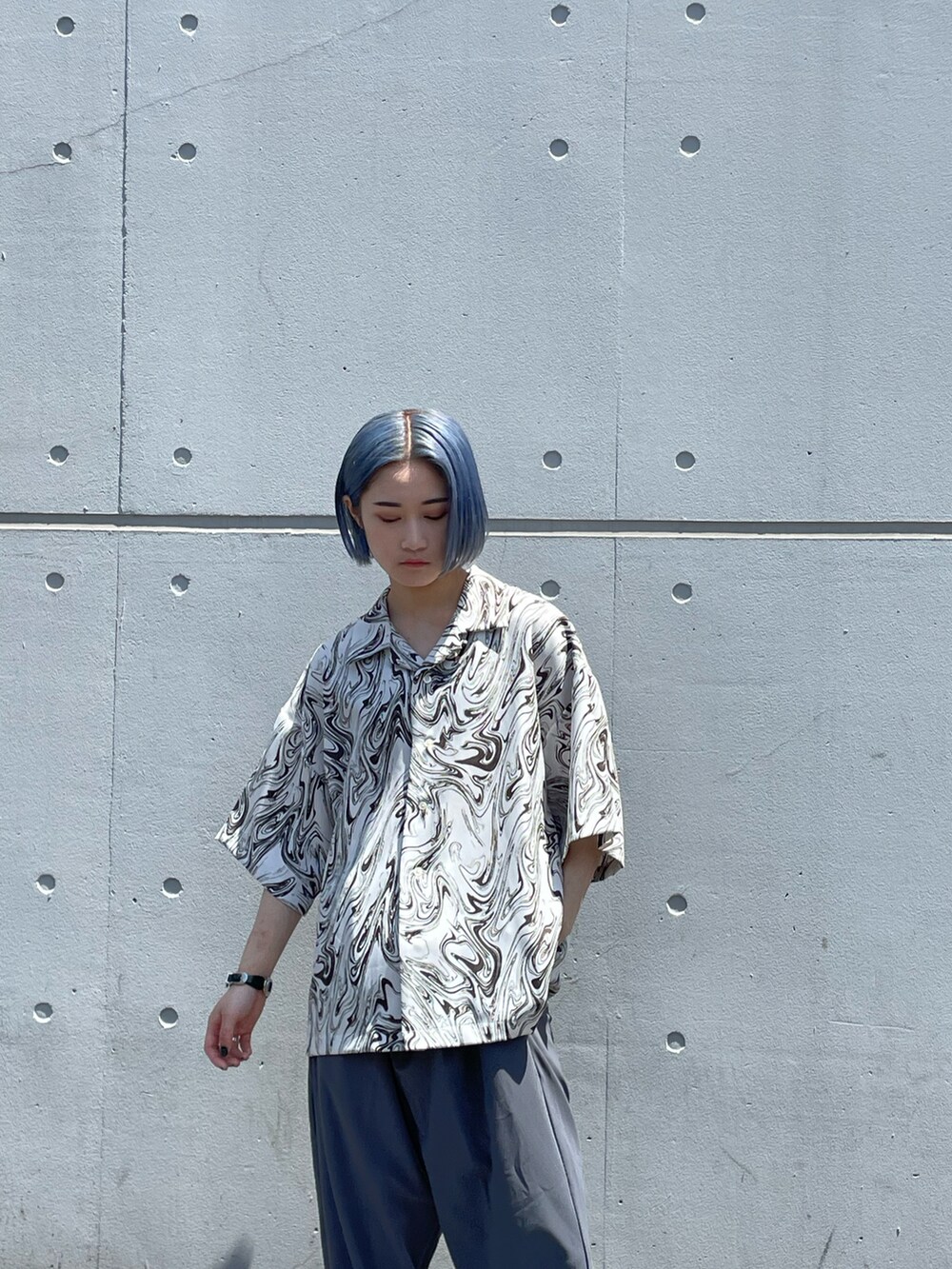 「Lui's、マーブル、シャツスタイル、シャツ、シャツコーデ、柄シャツコーデ、柄シャツ、テーパードパンツ、グレー、チャコールグレー、きれいめカジュアル」｜「Lui'sのマーブル柄ショートスリーブシャツ（シャツ/ブラウス、ホワイト系）」を使った、mi-さん（レディース・156cm）の春コーディネートの3枚目の写真