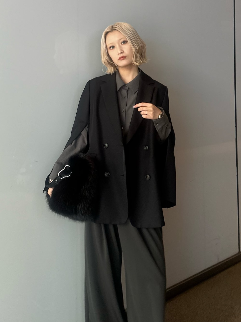 グレー系のシャツ/ブラウス、ブラック系のテーラードジャケット、ブラック系のトートバッグを着用したレディースの秋コーディネートの6枚目の写真