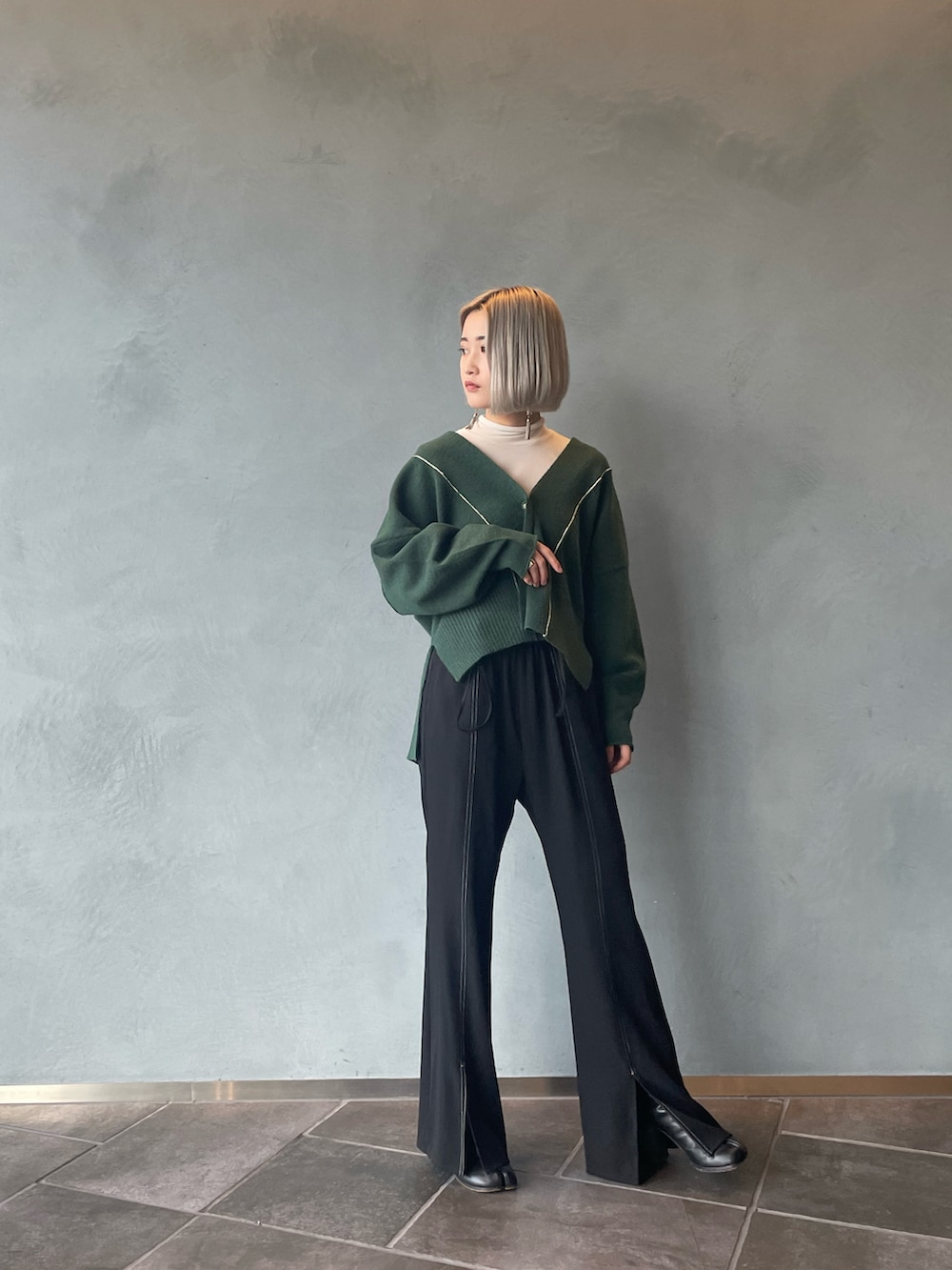 「Lui's、luisfemme、カーディガン、ショートカーディガン、フレアパンツ、ショート丈、グリーンコーデ、カーディガンコーデ」｜「Lui'sの配色ステッチショートカーディガン（カーディガン/ボレロ、グリーン系）」を使った、mi-さん（レディース・156cm）の冬コーディネートの3枚目の写真
