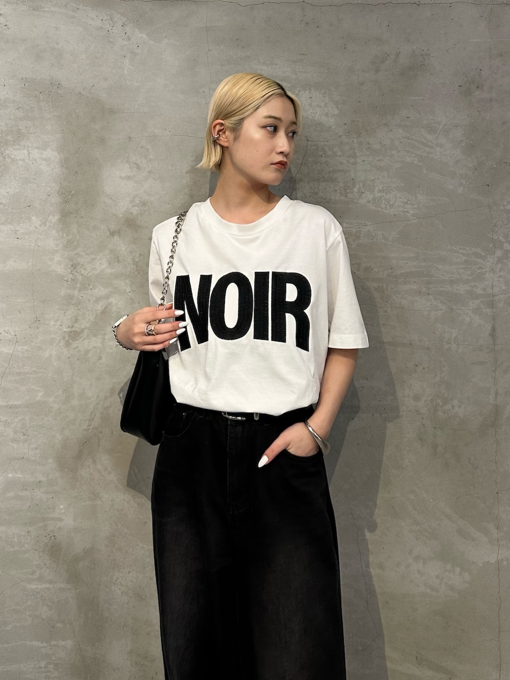 「白シャツ、白Tシャツ、韓国ファッション、カジュアルスタイル、低身長女子、大人ファッション、ロゴTシャツ、Tシャツコーデ、モノトーンコーデ、モノトーンスタイル、メンズライクコーデ、メンズライク女子、モードストリート、モードカジュアル、モードスタイル」｜「Lui'sのNOIRエンブロイダリーTシャツ（Tシャツ/カットソー、ホワイト系）」を使った、mi-さん（レディース・156cm）の夏コーディネートの4枚目の写真