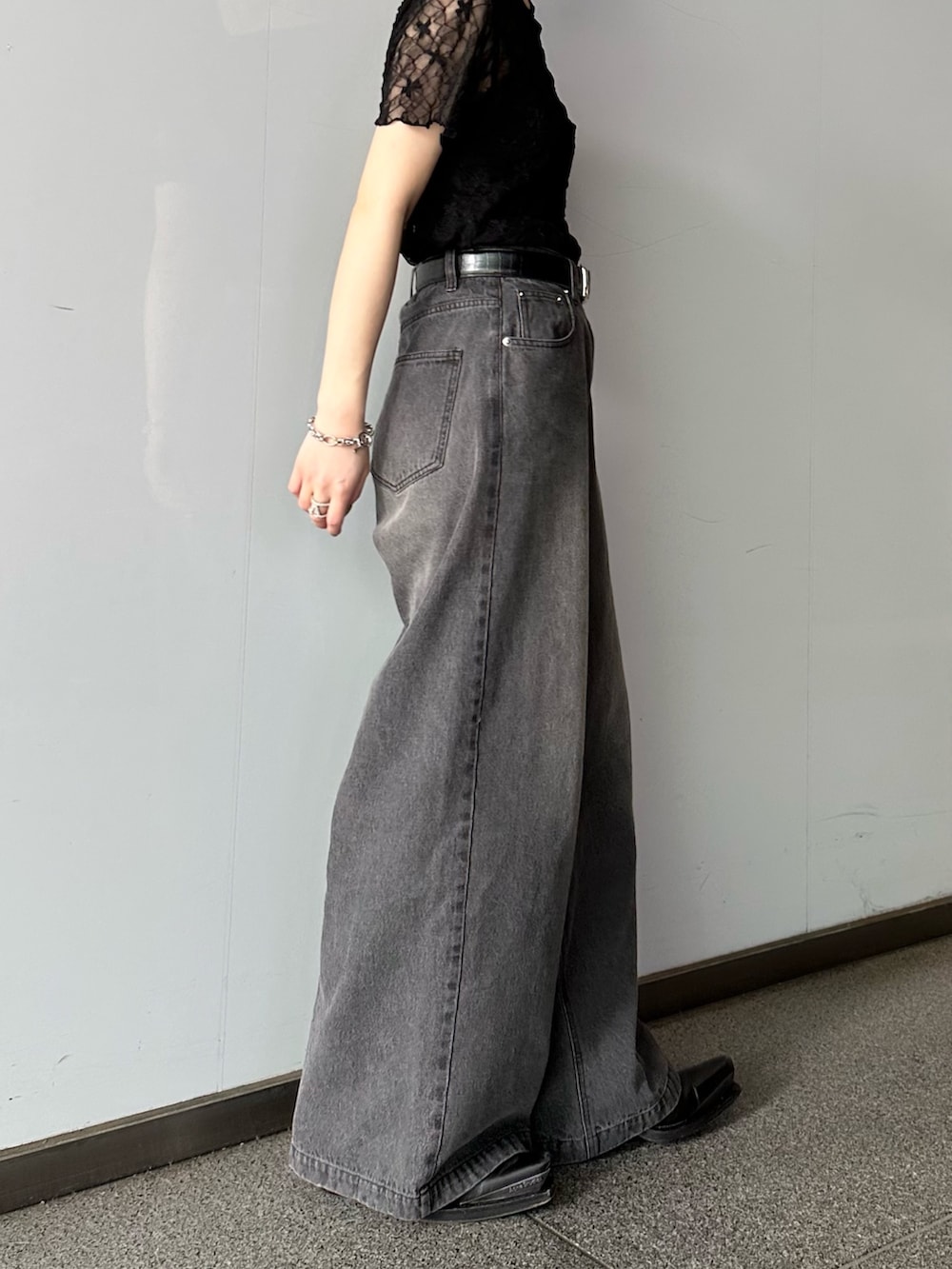 「Lui's、ルイス(Lui's)、デニムパンツ、デニムコーデ、ワイドデニム、ワイドパンツ、シアートップス、シアー、モノトーンコーデ、モノトーンスタイル、ブラックコーデ、モードストリート、モードカジュアル、モードスタイル、モードコーデ」｜「Lui'sのメローデザイントップス（Tシャツ/カットソー、ブラック系）」を使った、mi-さん（レディース・156cm）の春コーディネートの7枚目の写真