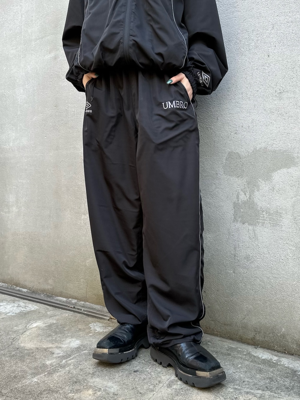 ブラック系のブルゾン、ブラック系のその他パンツを着用したレディースの冬コーディネートの7枚目の写真