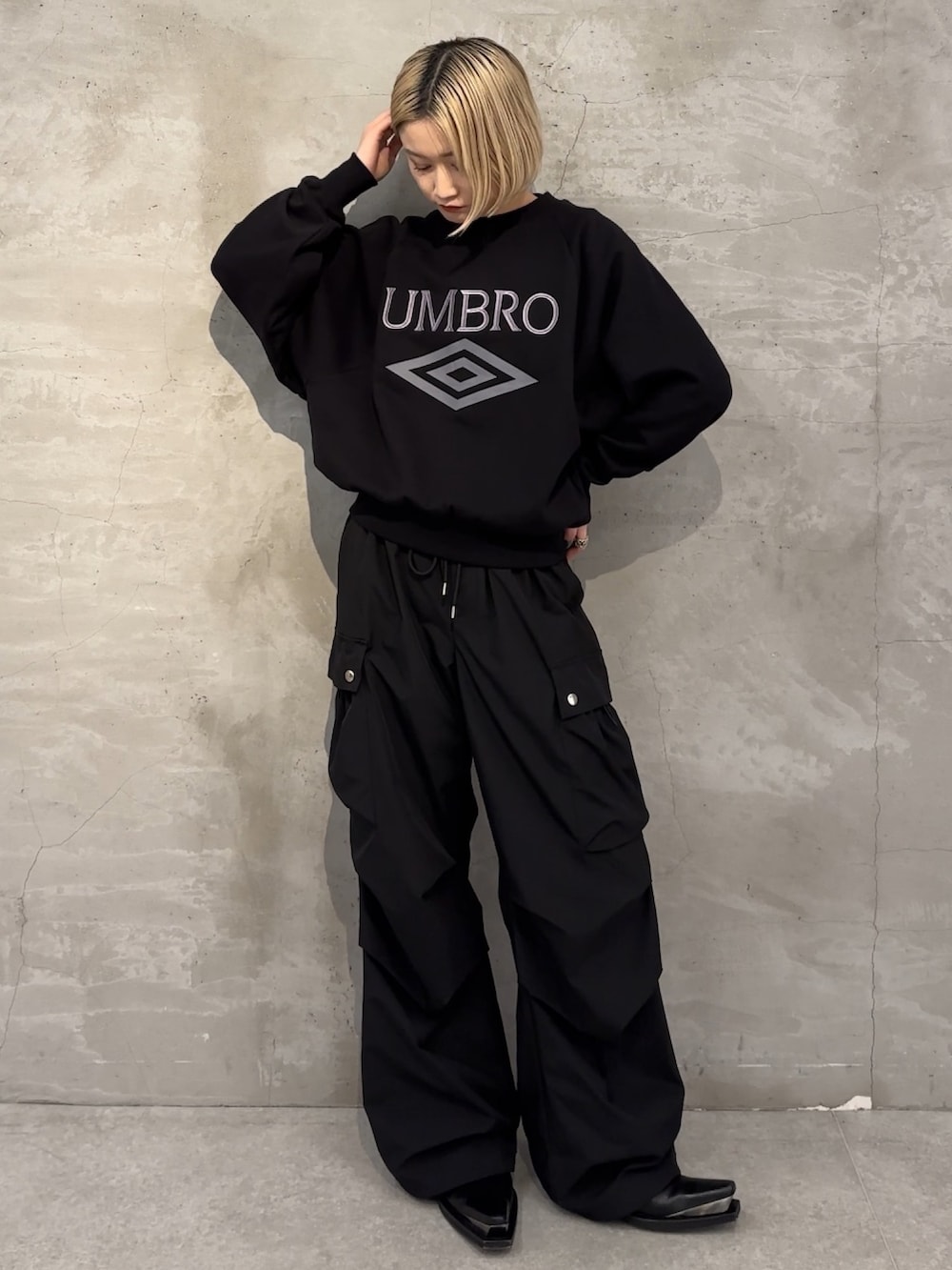 「UMBRO、アンブロ、UMBRO 別注、UMBRO アンブロ、UMBROコラボ、スウェット、スウェットコーデ、モノトーンコーデ、モノトーン、メンズライクコーデ、メンズライク女子、モードストリート、モードカジュアル、ブラックコーデ、ブラックコーディネート」｜「UMBROの【UMBRO/アンブロ×Lui’s】ピグメントクルーネックスウェット（スウェット、ブラック系）」を使った、mi-さん（レディース・156cm）の冬コーディネートの4枚目の写真