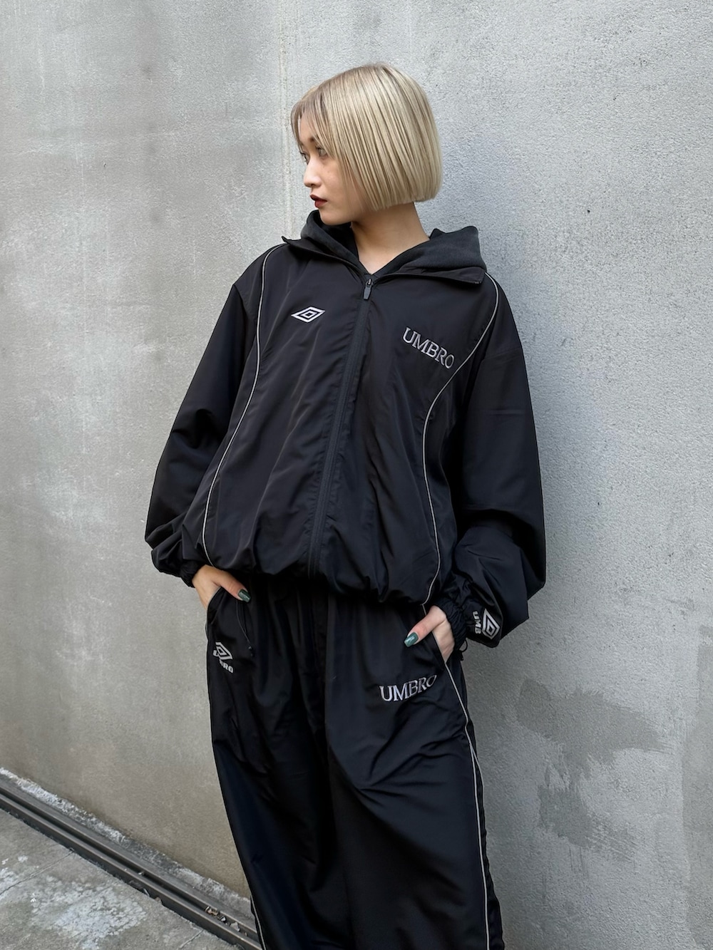 ブラック系のブルゾン、ブラック系のその他パンツを着用したレディースの冬コーディネートの5枚目の写真