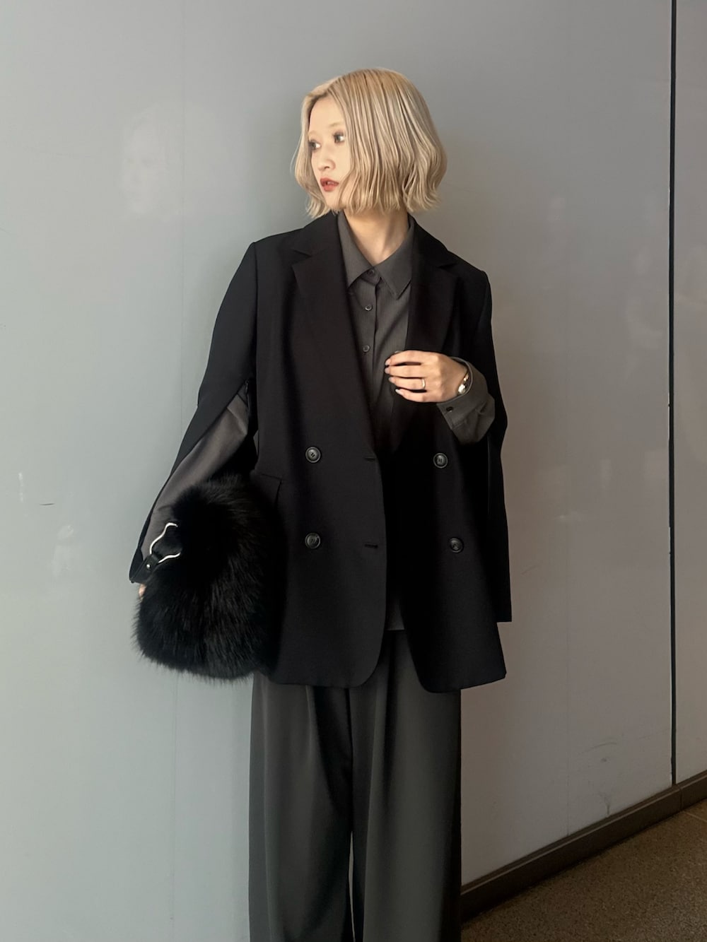 グレー系のシャツ/ブラウス、ブラック系のテーラードジャケット、ブラック系のトートバッグを着用したレディースの秋コーディネートの4枚目の写真