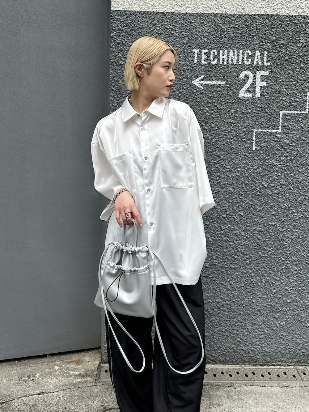 「Lui's、シャツスタイル、シャツコーデ、シャツ、モノトーンコーデ、モノトーンに差し色、モノトーンスタイル、きれいめ、きれいめコーディネート、キレイめコーデ、メンズライク、メンズライク女子、メンズライクコーデ」｜「Lui'sの【Neucon/ニューコン】リベットデザインダブルポケットサテンオーバーシャツ（シャツ/ブラウス、ホワイト系）」を使った、mi-さん（レディース・156cm）の夏コーディネートの4枚目の写真